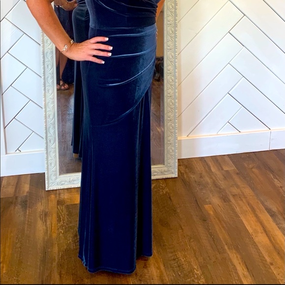 Reverly dress,  Fit is so flattering and comfortable!  Velvet is so on trend - Picture 5 of 6